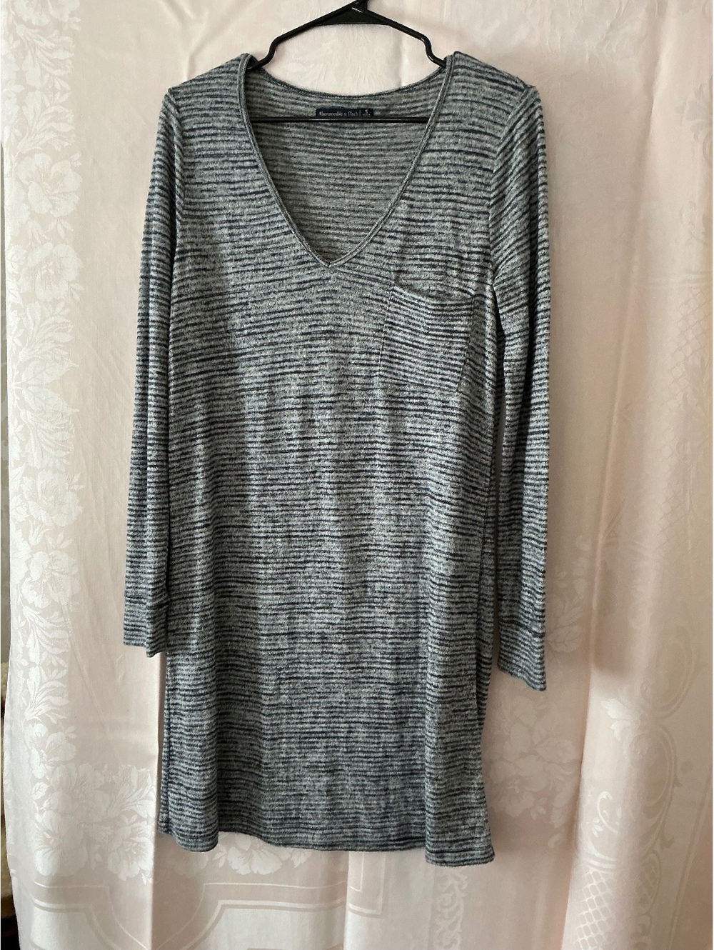 Abercrombie and Fitch gray v neck striped long sleeve pocket dress size S